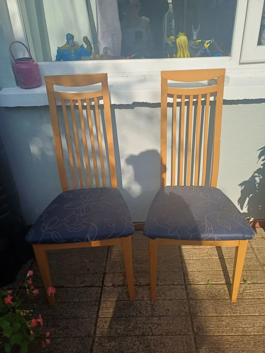 Table and Chairs - Image 3