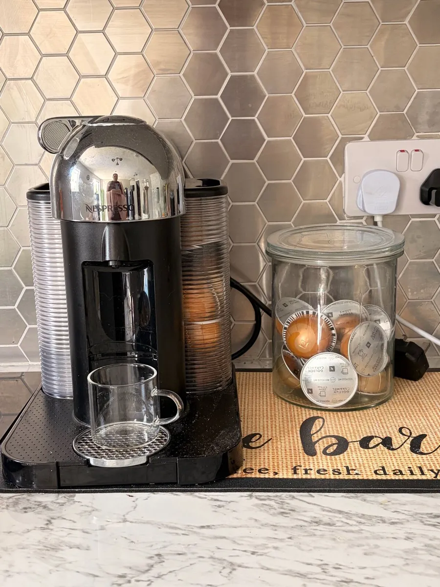 Nespresso Vertuo coffee machine with accessories - Image 2