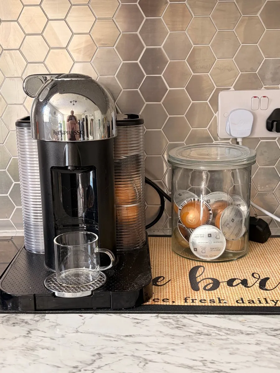 Nespresso Vertuo coffee machine with accessories - Image 3