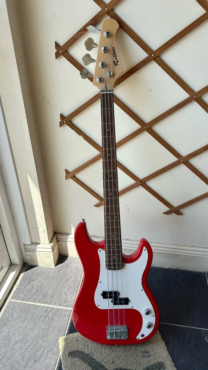 Bass guitar - Image 1