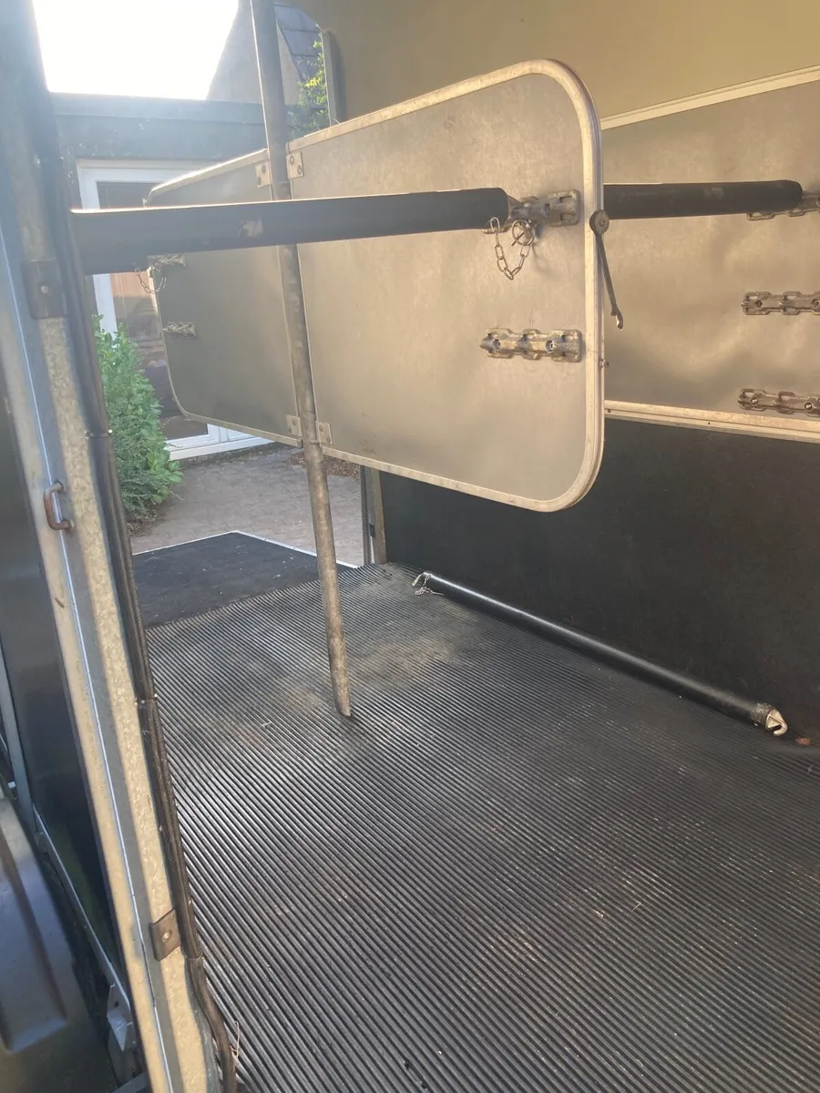 Ifor Williams HB 505 Classic horse box & extras - Image 4