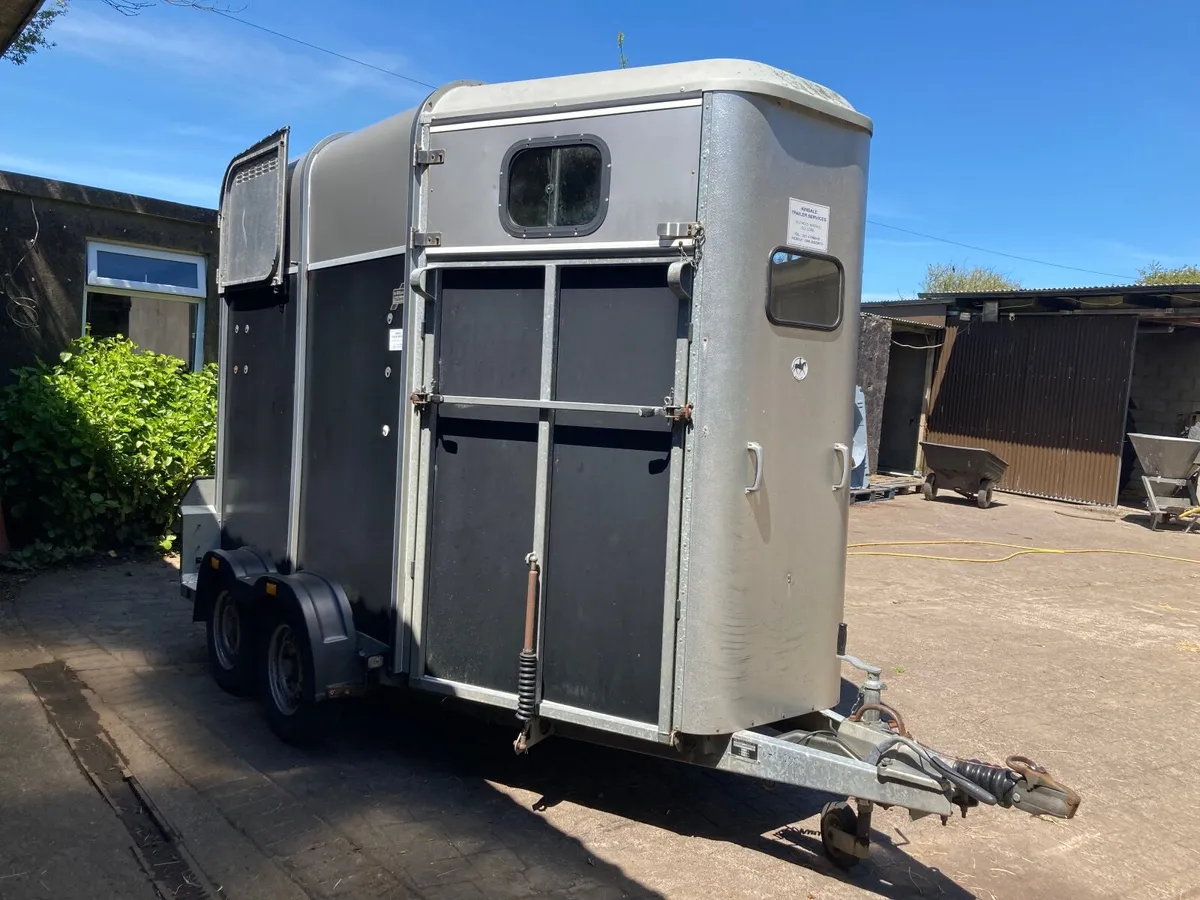 Ifor Williams HB 505 Classic horse box & extras - Image 1