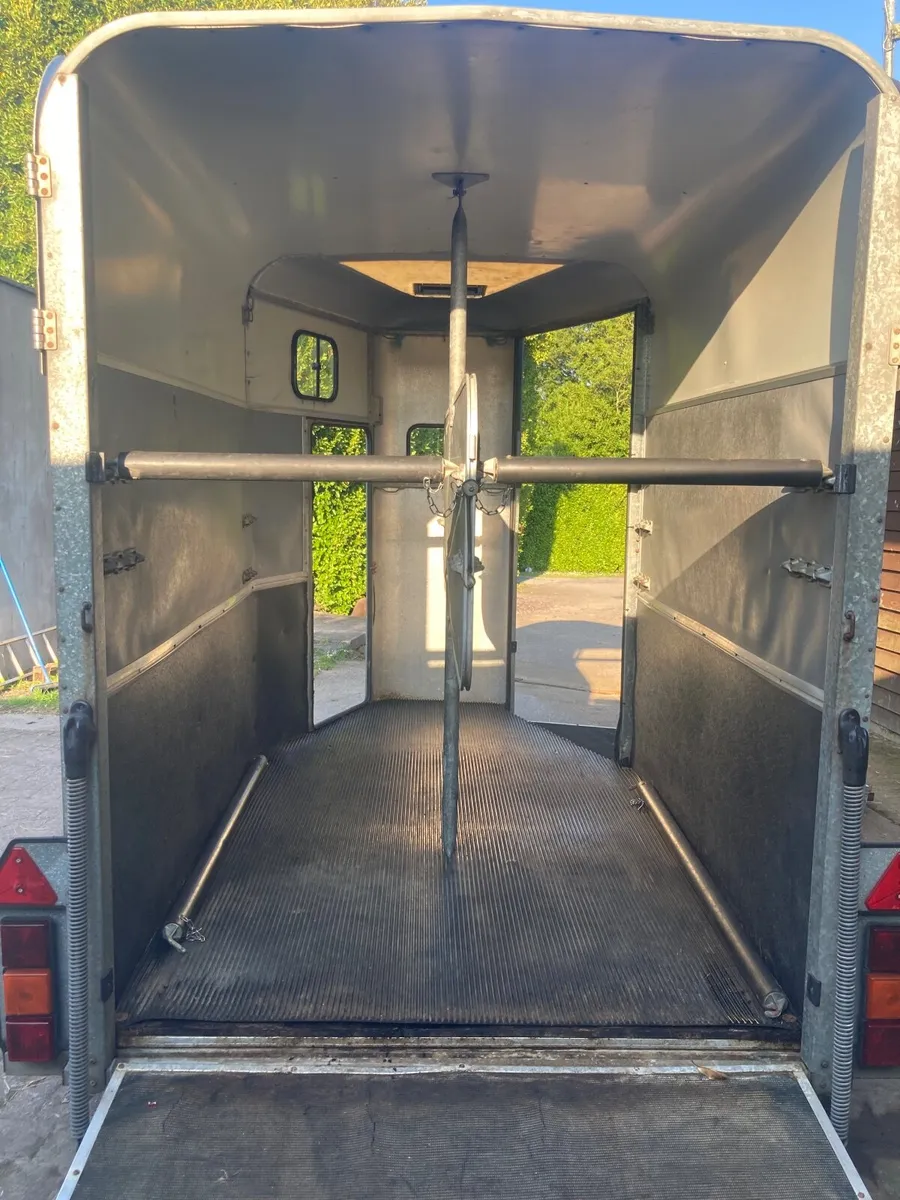 Ifor Williams HB 505 Classic horse box & extras - Image 2