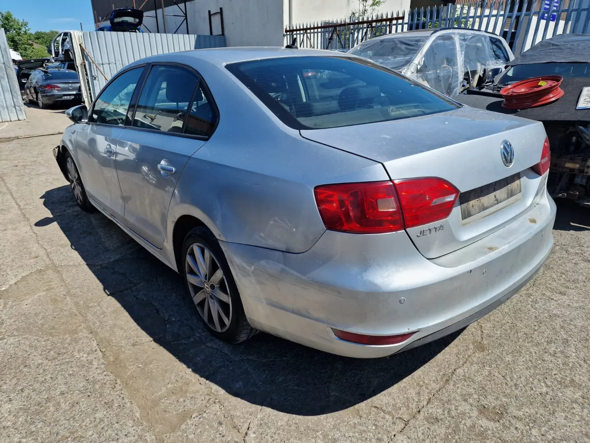 14 VW JETTA  1.6 TDI (CAYZ) FOR BREAKING - Image 4