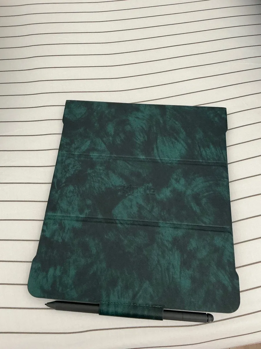 (Used) Kindle Scribe 2022 with Cover & Premium Pen - Image 3