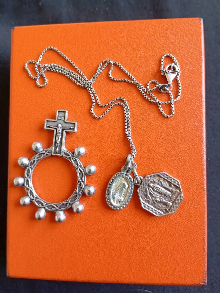 Vintage religious medals and Italian pocket rosary - Image 1