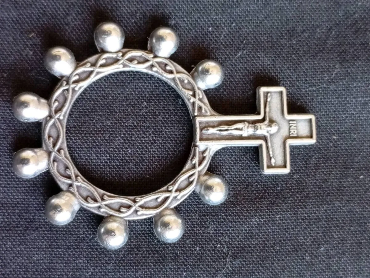 Vintage religious medals and Italian pocket rosary - Image 4