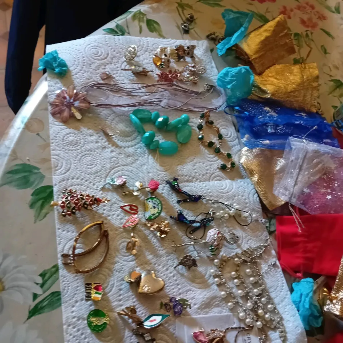 A job lot of broaches necklaces - Image 2