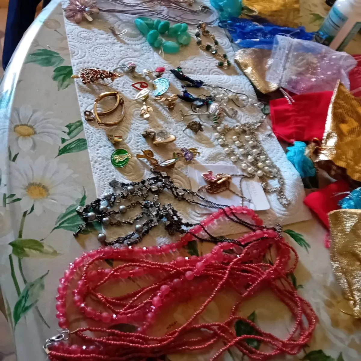 A job lot of broaches necklaces - Image 1
