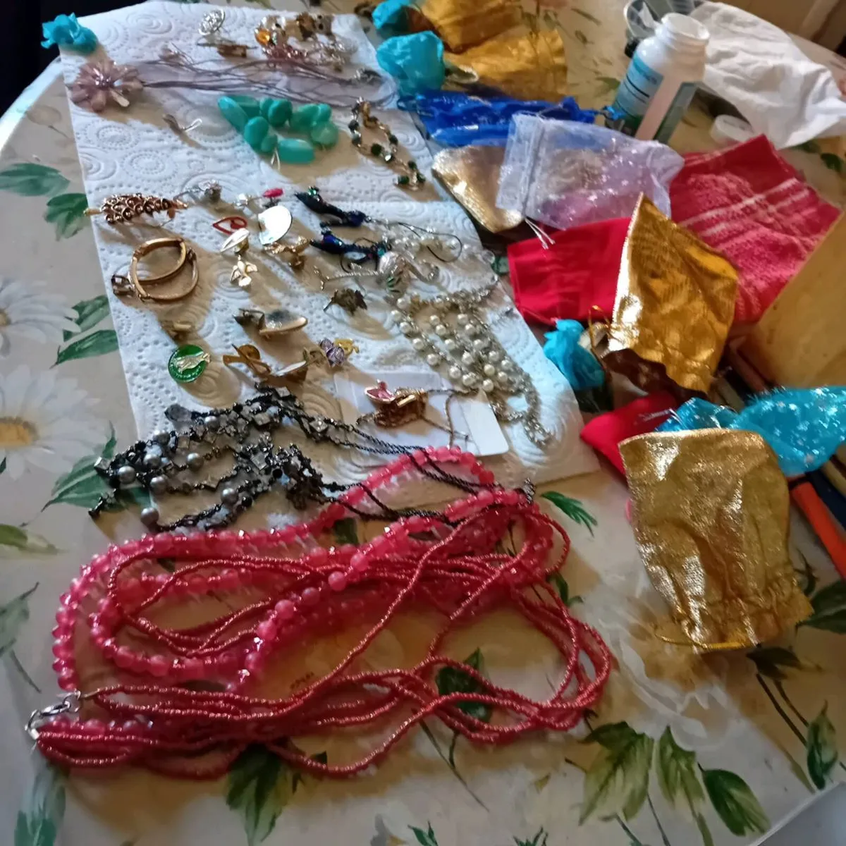 A job lot of broaches necklaces - Image 3