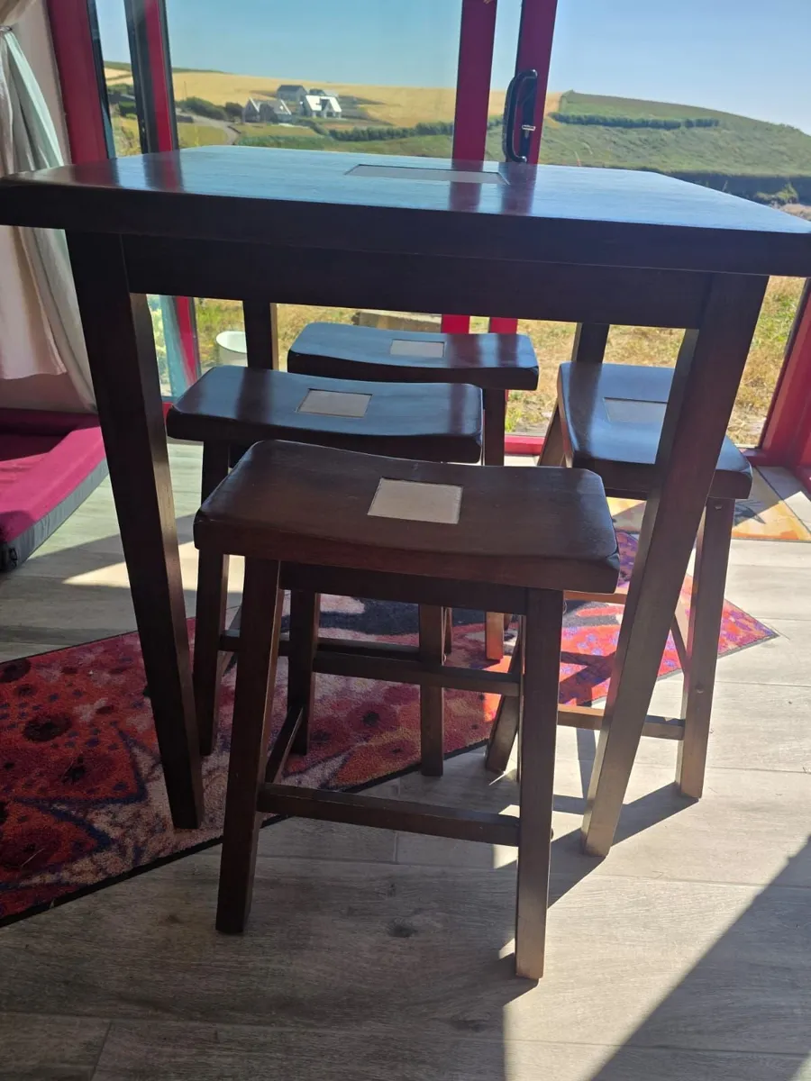 Solid wood table and bar stools - Image 3