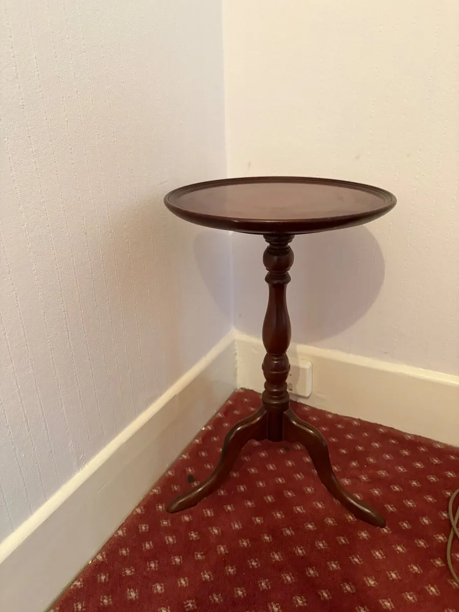 Antique look coffee table / lamp stand