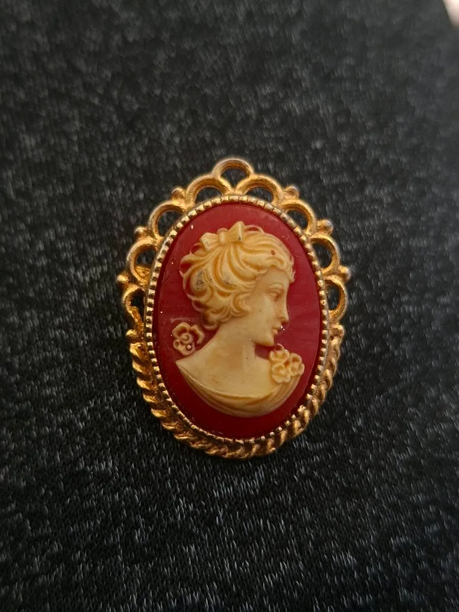 Vintage Cameo Brooch from the 1960’s - Image 1