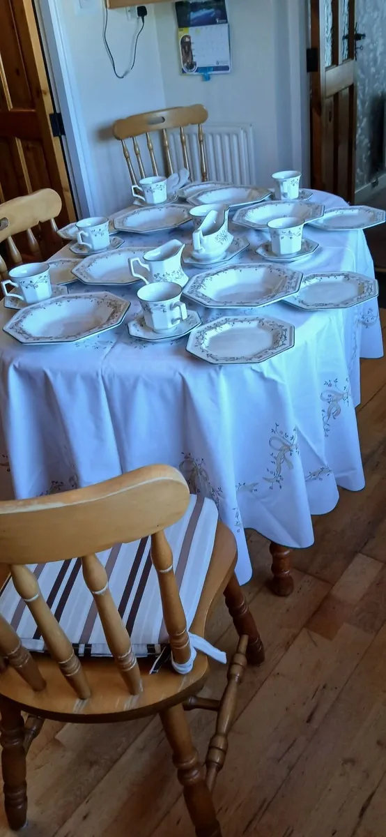 ETERNAL BEAU CROCKERY ∧ MATCHING TABLE CLOTH - Image 2