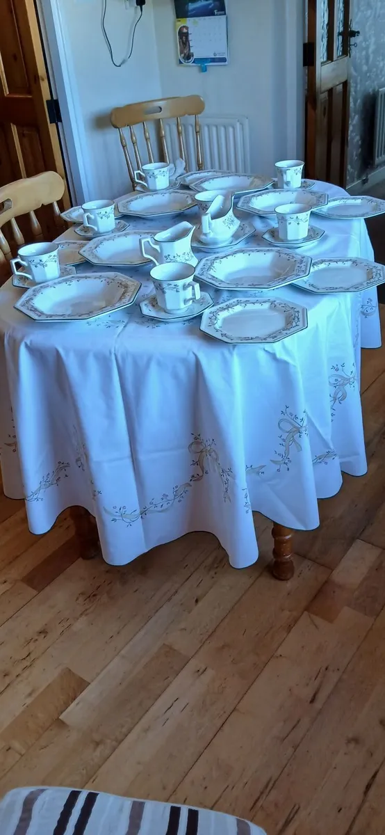 ETERNAL BEAU CROCKERY ∧ MATCHING TABLE CLOTH - Image 1