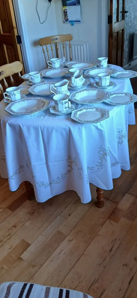 ETERNAL BEAU CROCKERY ∧ MATCHING TABLE CLOTH - Image 3