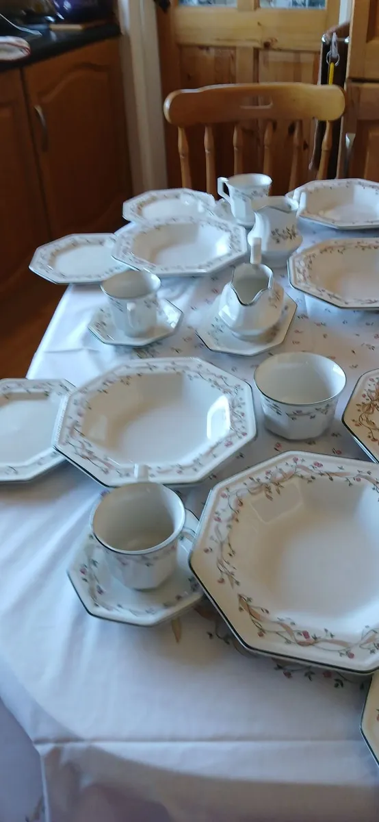 ETERNAL BEAU CROCKERY ∧ MATCHING TABLE CLOTH - Image 4