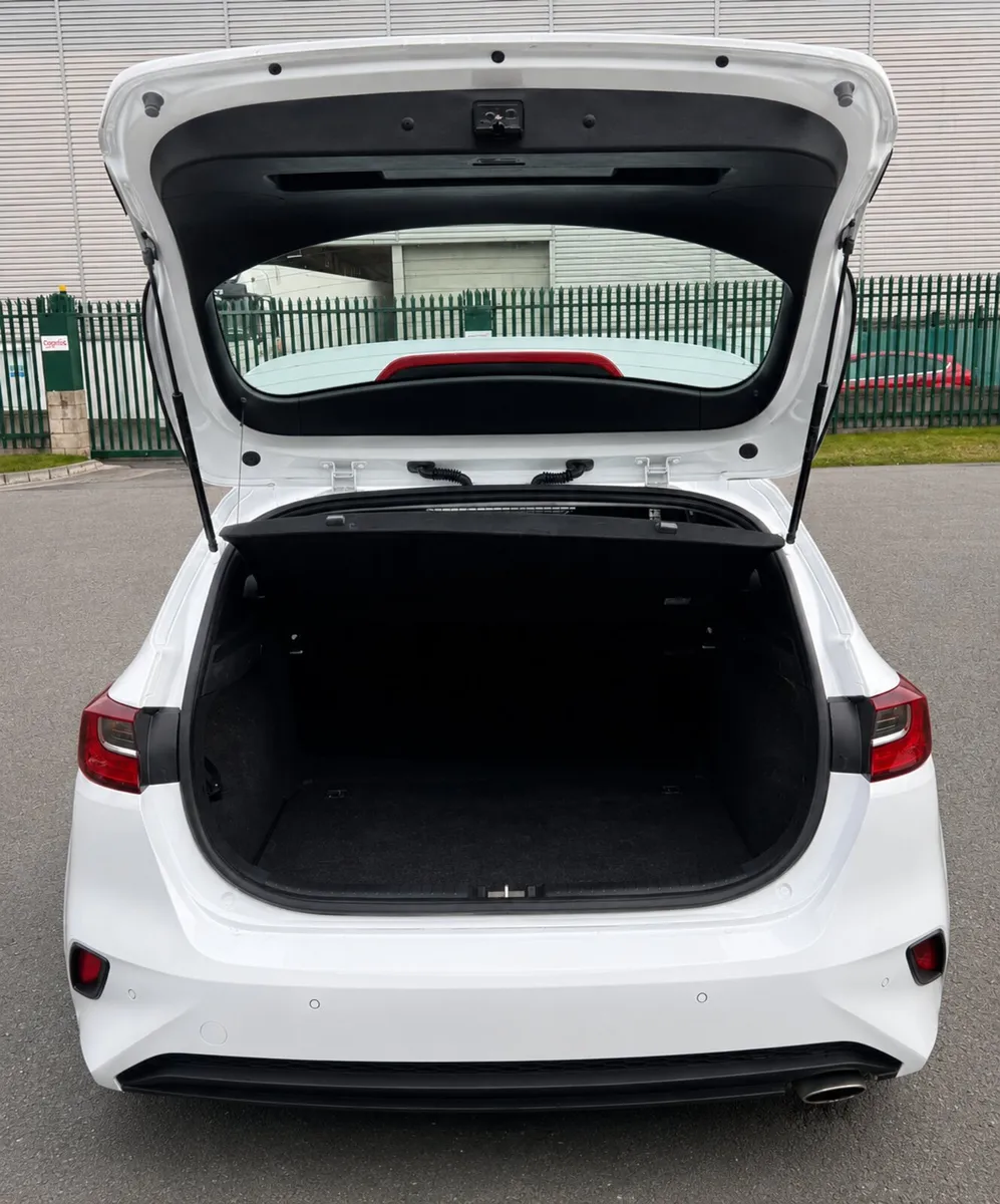 2021 Kia Ceed Commercial - Image 3