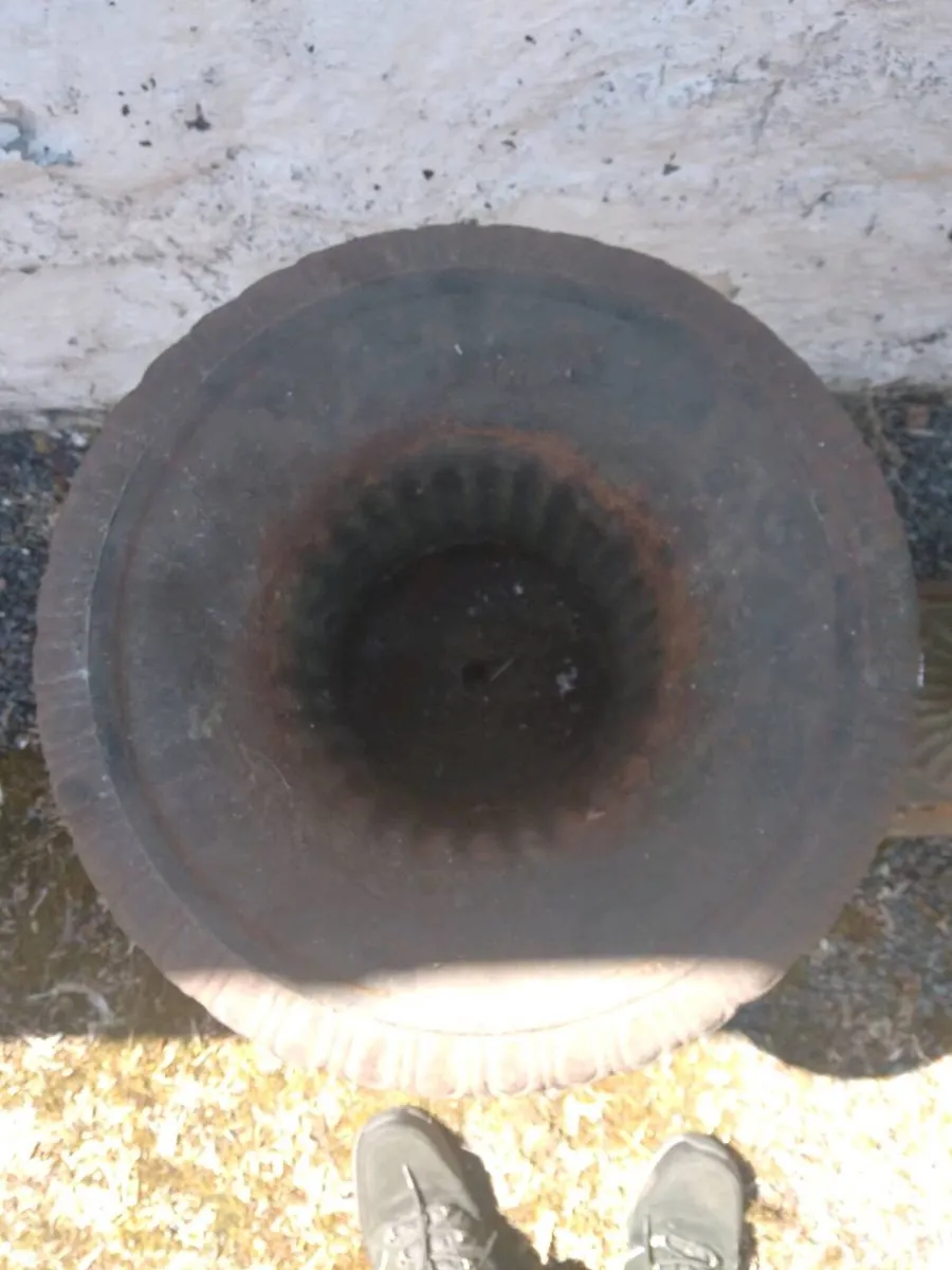 A pair of Cast Iron Garden Urns on Stands €90 - Image 4