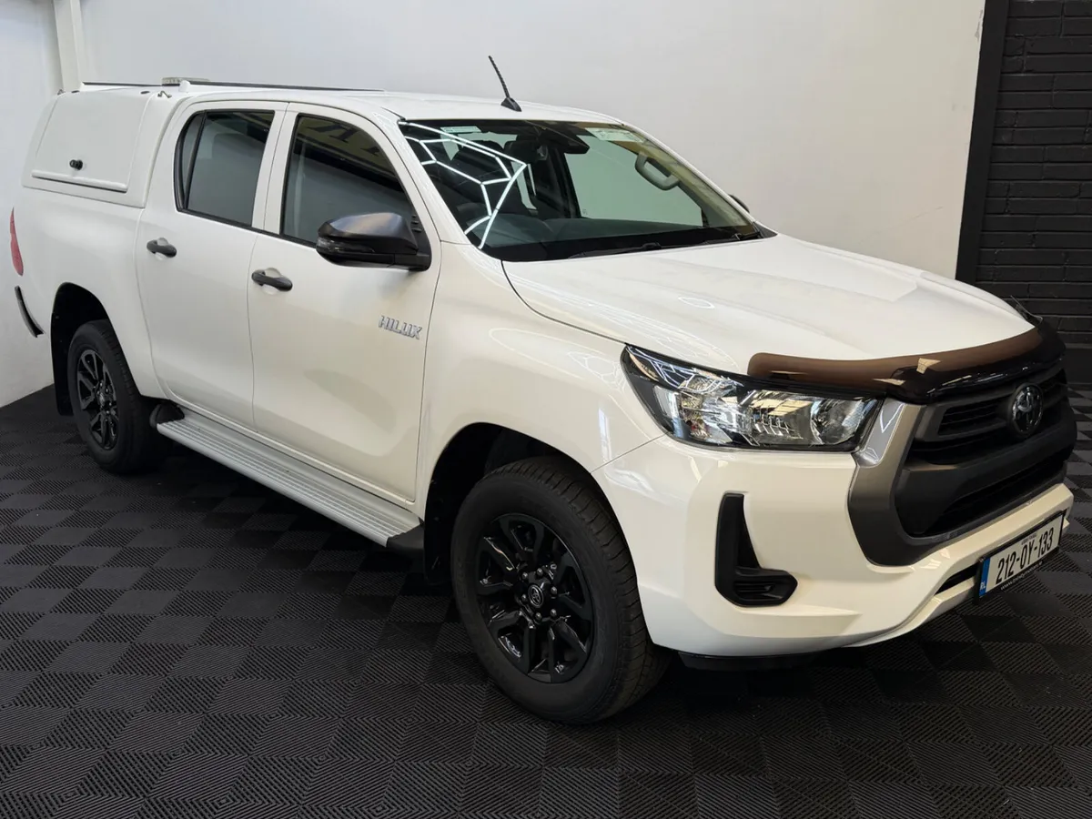 2021 Toyota Hilux Crew Cab NEW DOE, LOW KM - Image 2
