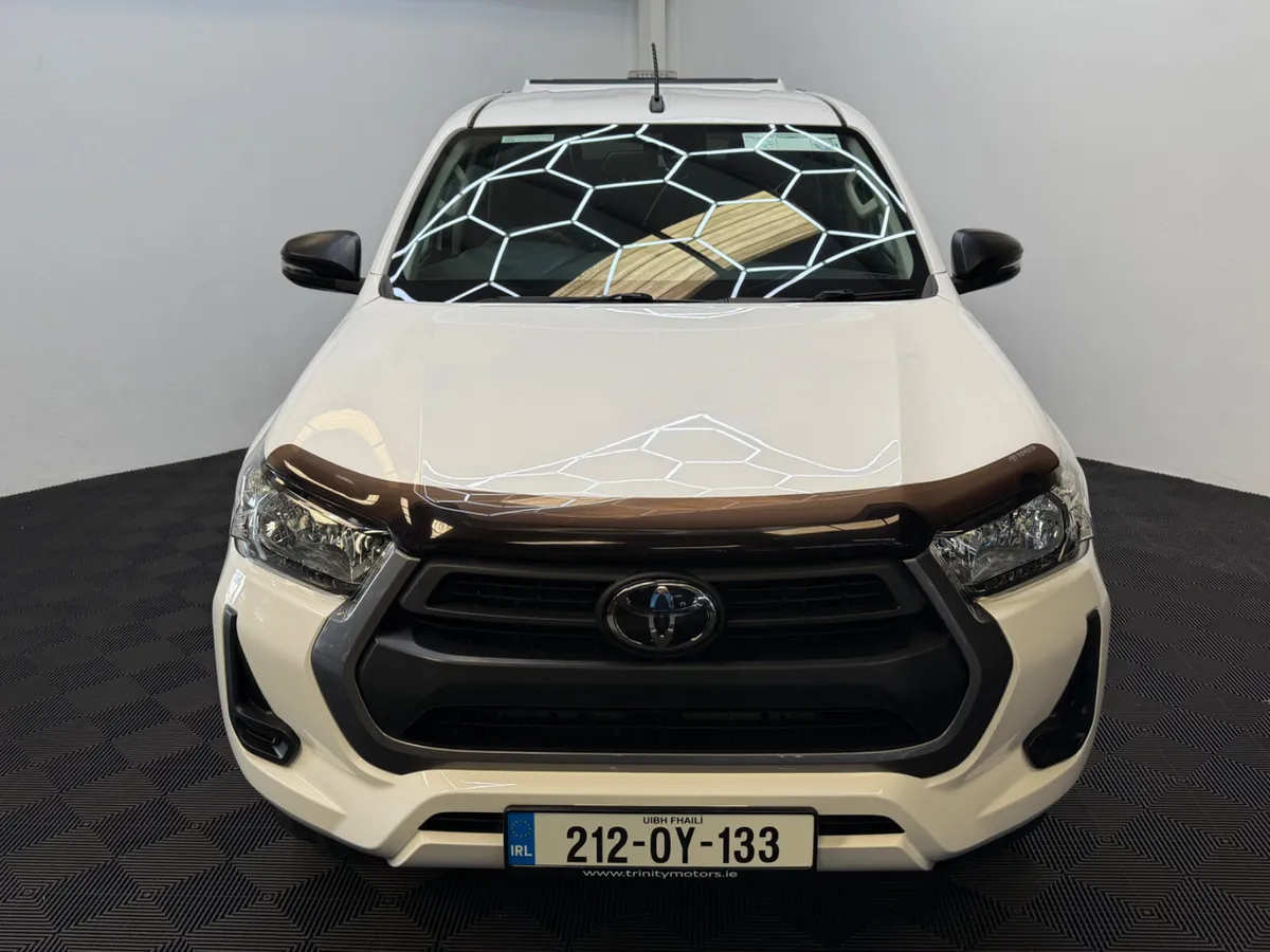 2021 Toyota Hilux Crew Cab NEW DOE, LOW KM - Image 3