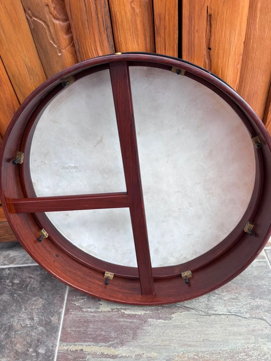 18Inch Goatskin Irish Bodhrán, Tipper & Case - Image 4