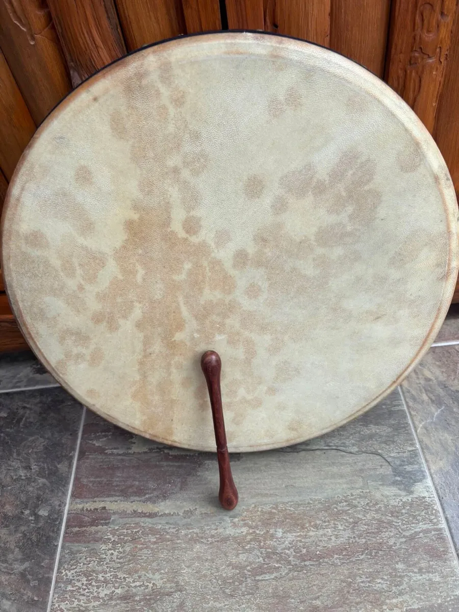 18Inch Goatskin Irish Bodhrán, Tipper & Case - Image 1