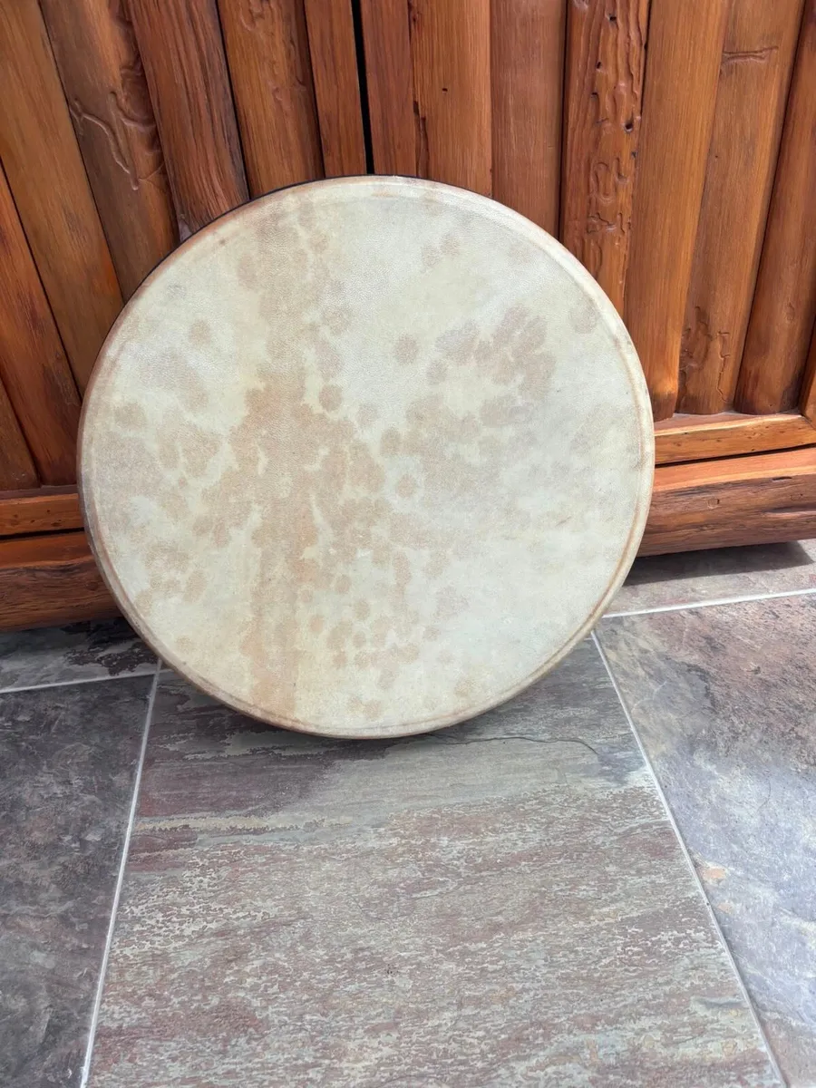 18Inch Goatskin Irish Bodhrán, Tipper & Case - Image 2