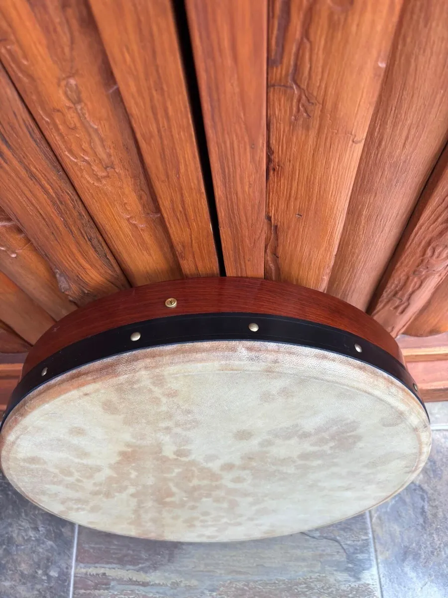 18Inch Goatskin Irish Bodhrán, Tipper & Case - Image 3