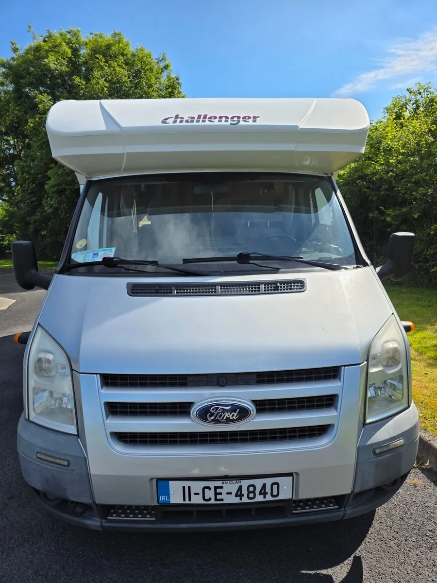 2011 FORD CHALLENGER GENESIS 58 MOTORHOME - Image 2