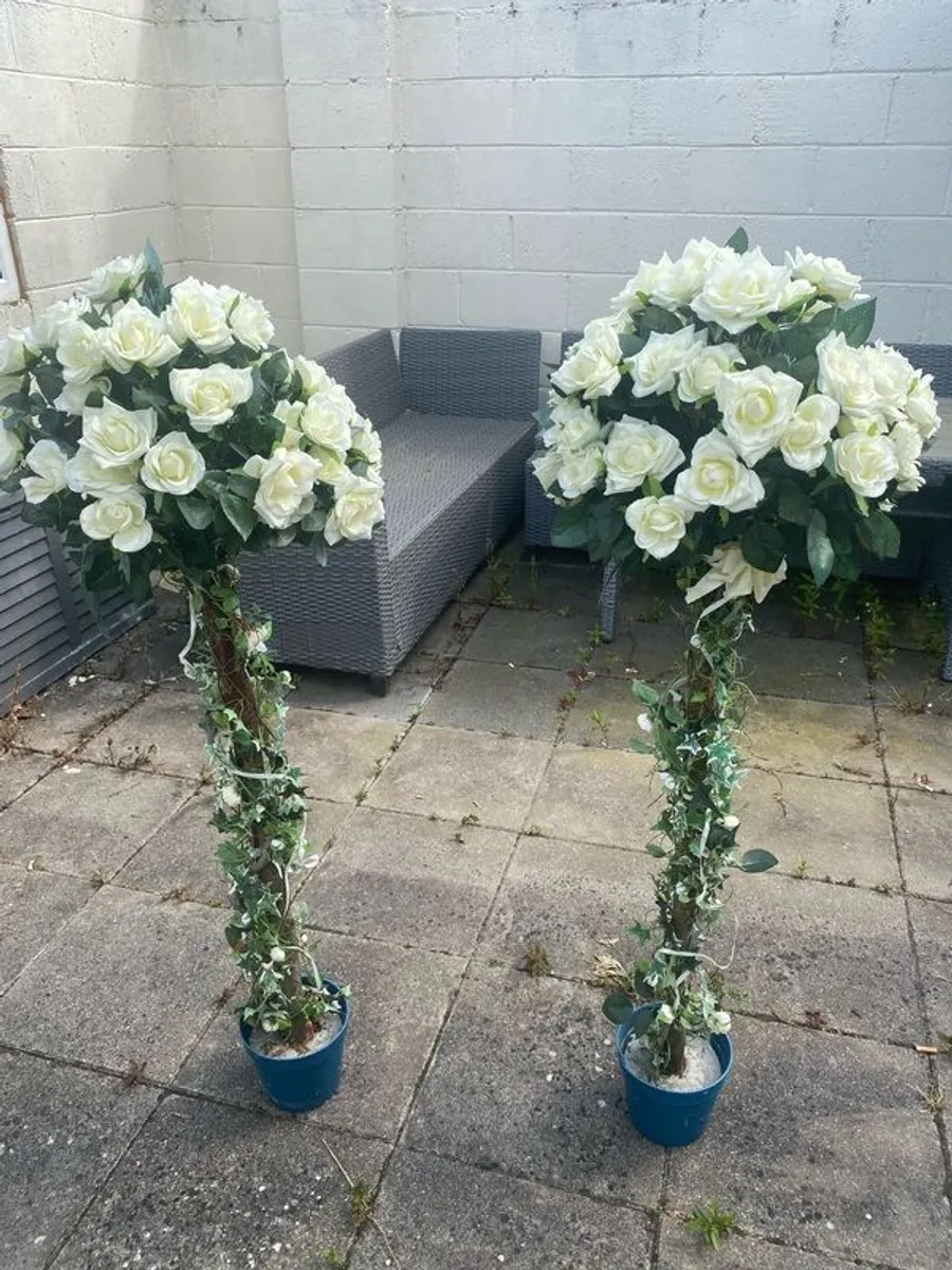 Wedding entrance flowers - Image 2