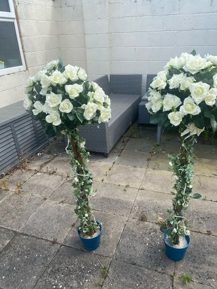 Wedding entrance flowers - Image 3