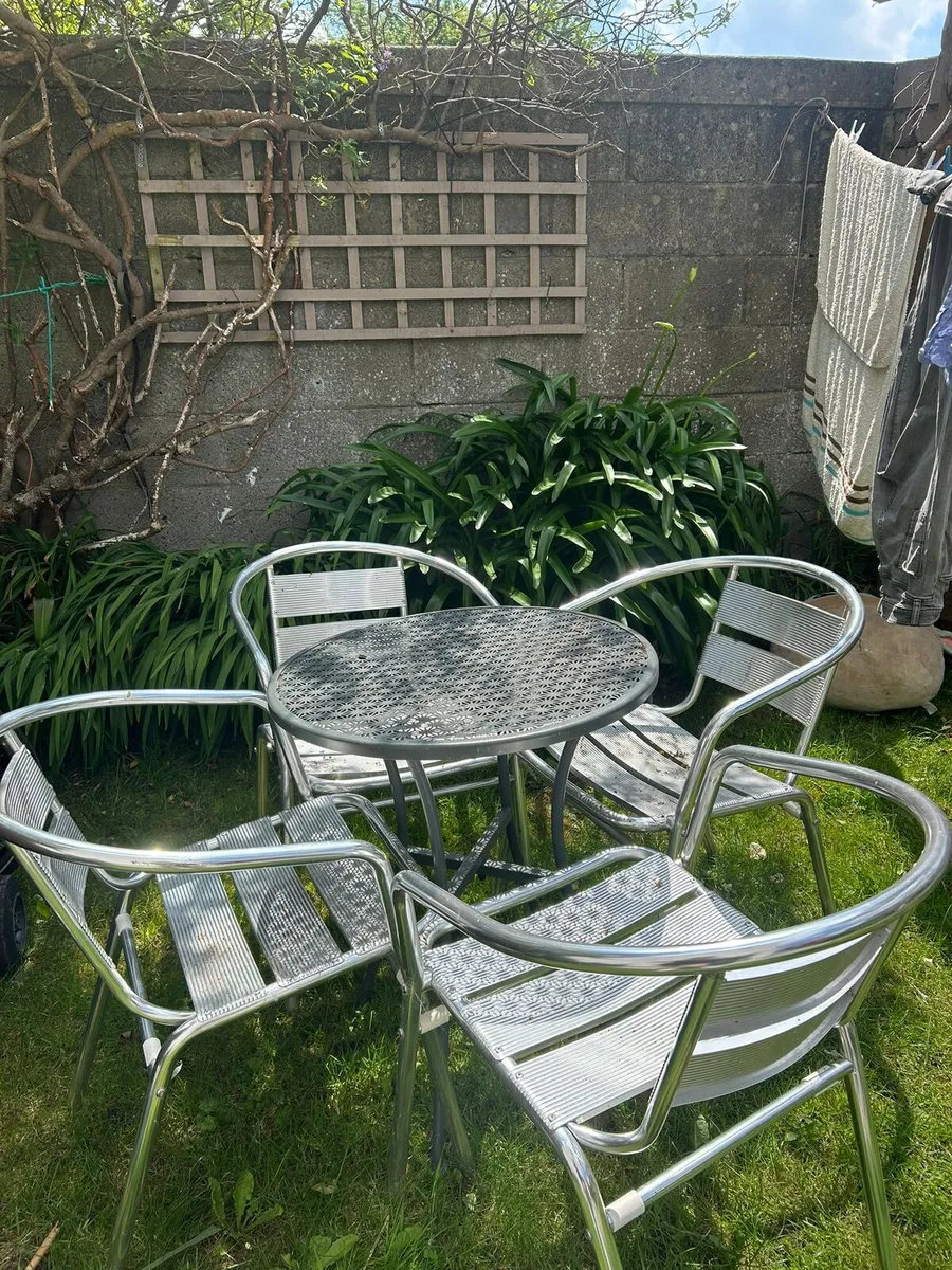 Table and chairs - Image 1