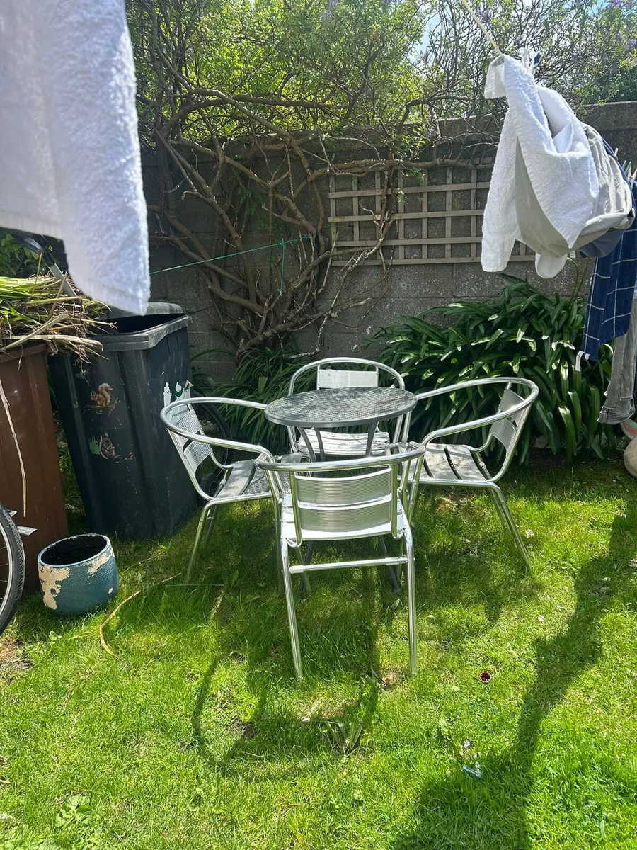 Table and chairs - Image 2
