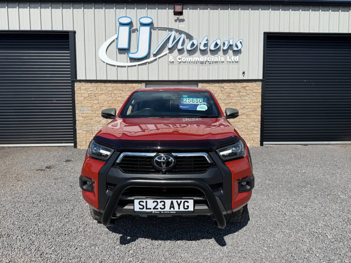 23 TOYOTA HILUX 2.8 D-4D INVINCIBLE X 4WD CREWCAB - Image 2