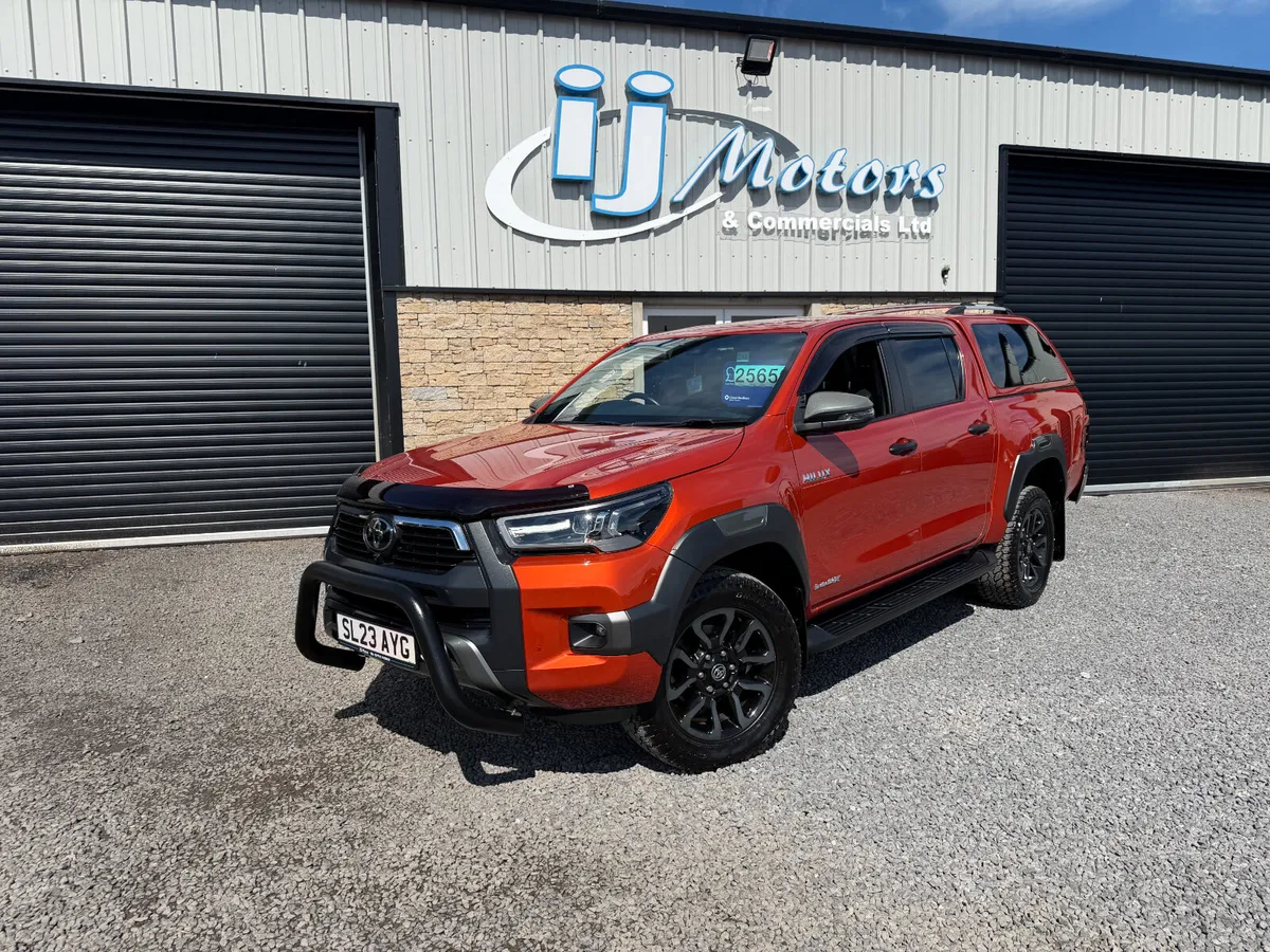 23 TOYOTA HILUX 2.8 D-4D INVINCIBLE X 4WD CREWCAB - Image 3