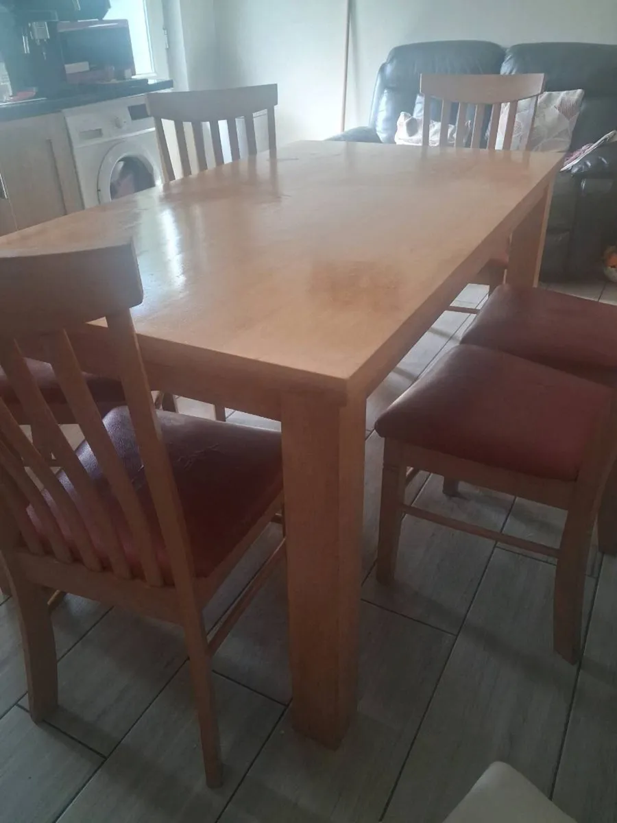 Table and chairs - Image 2