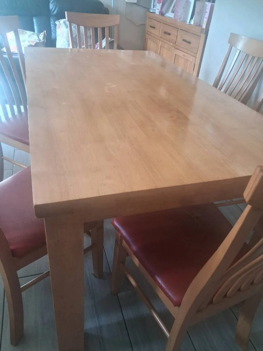 Table and chairs - Image 3