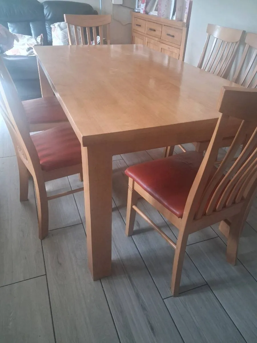 Table and chairs - Image 1