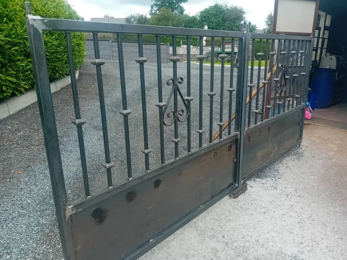 Entrance gates - Image 1