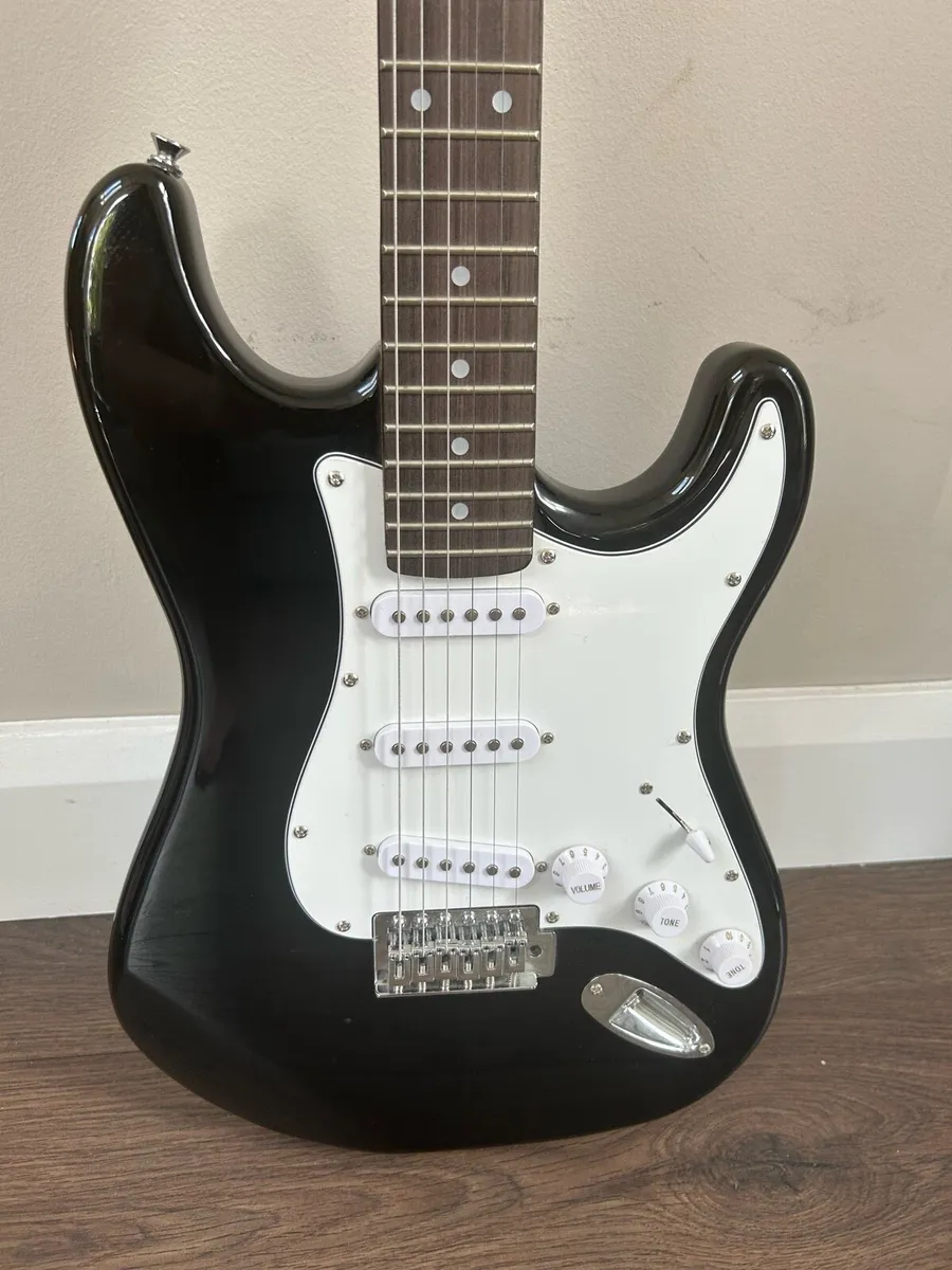 Electric guitar with amp - Image 1