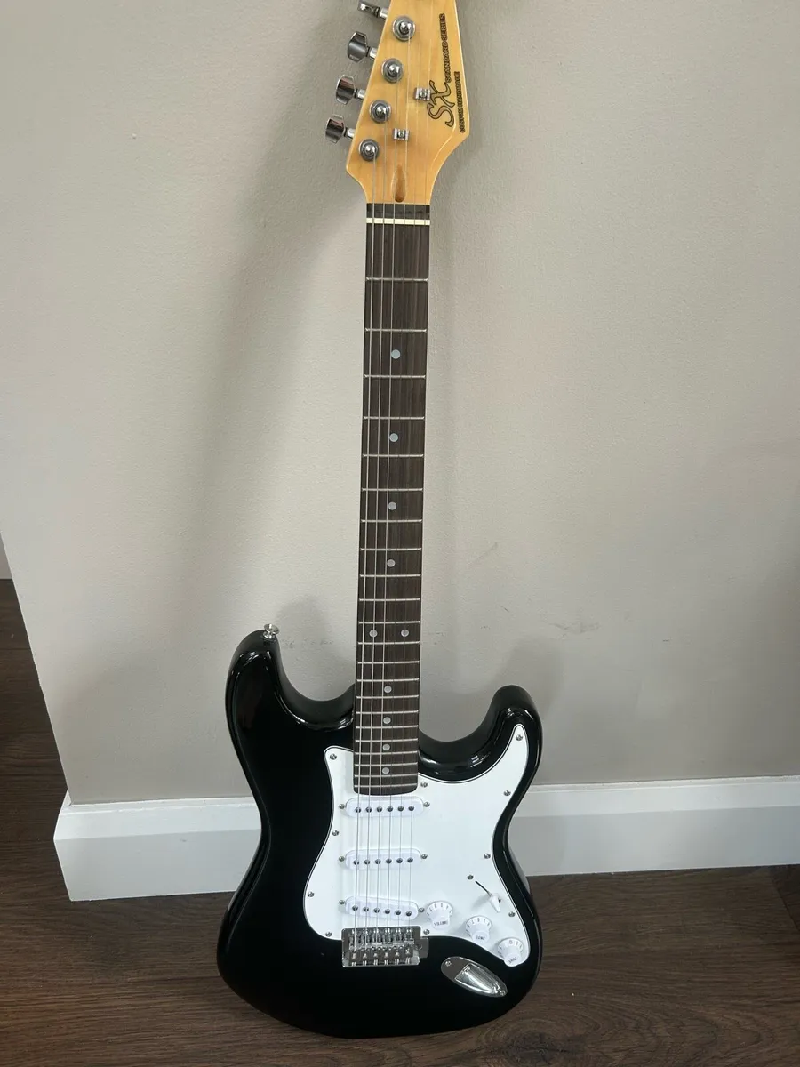 Electric guitar with amp - Image 3