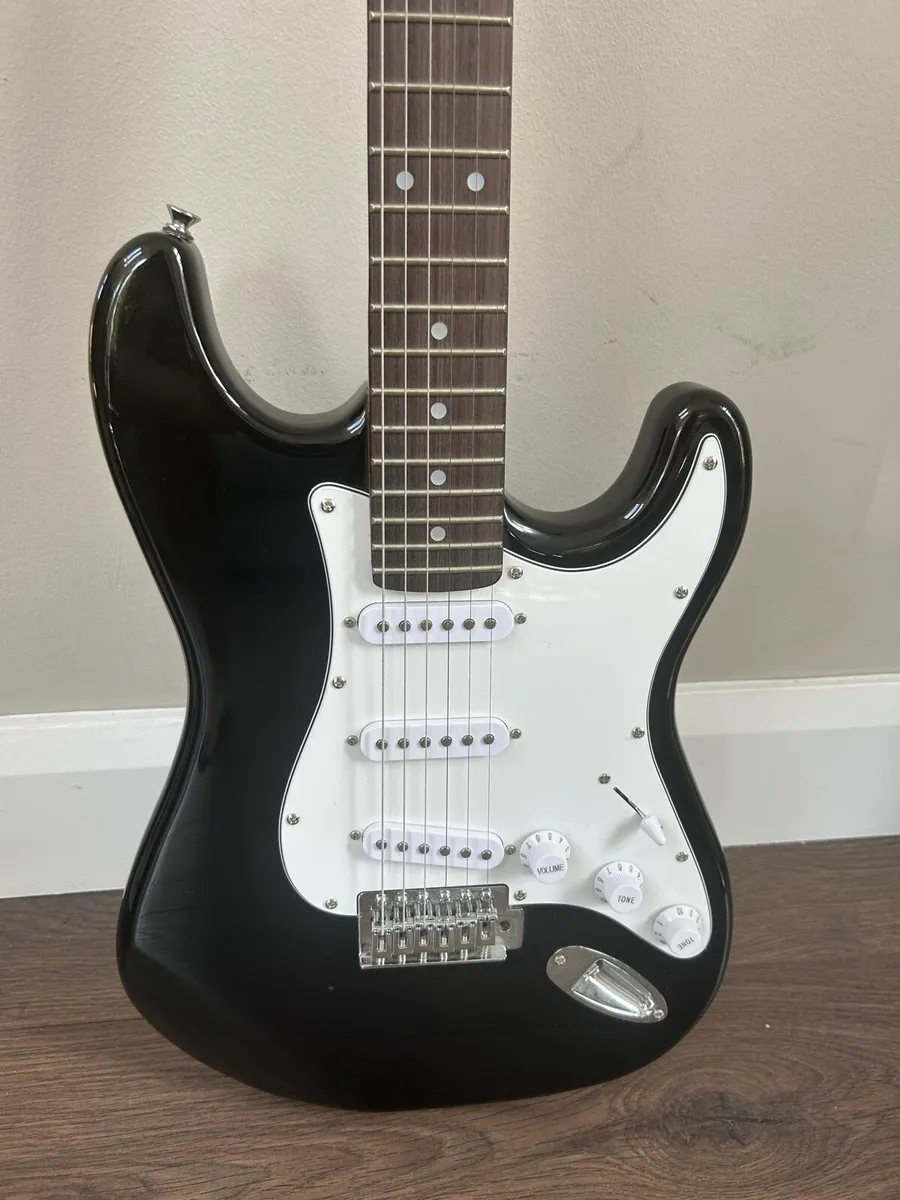 Electric guitar with amp - Image 4