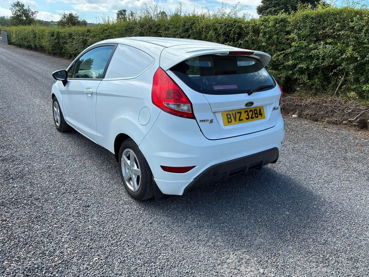 Ford Fiesta 2010 - Image 2