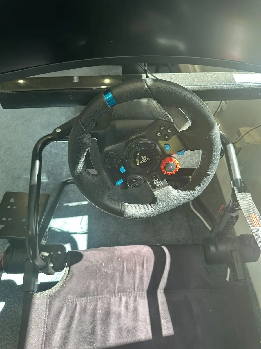 Racing simulator seat with Steering wheel/pedals - Image 3