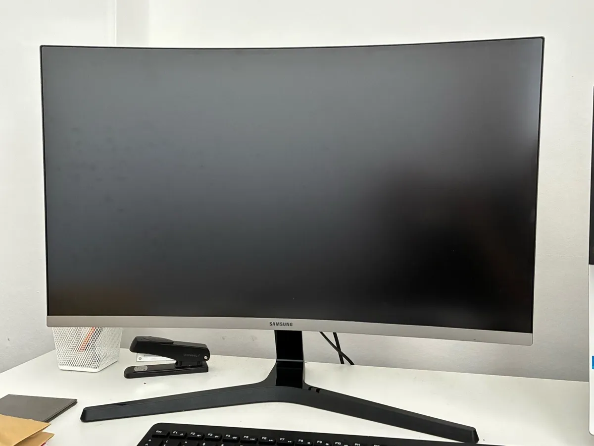 Samsung 27” Curved Monitor (C27R500) - Image 2