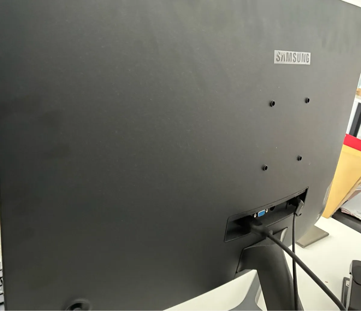 Samsung 27” Curved Monitor (C27R500) - Image 3