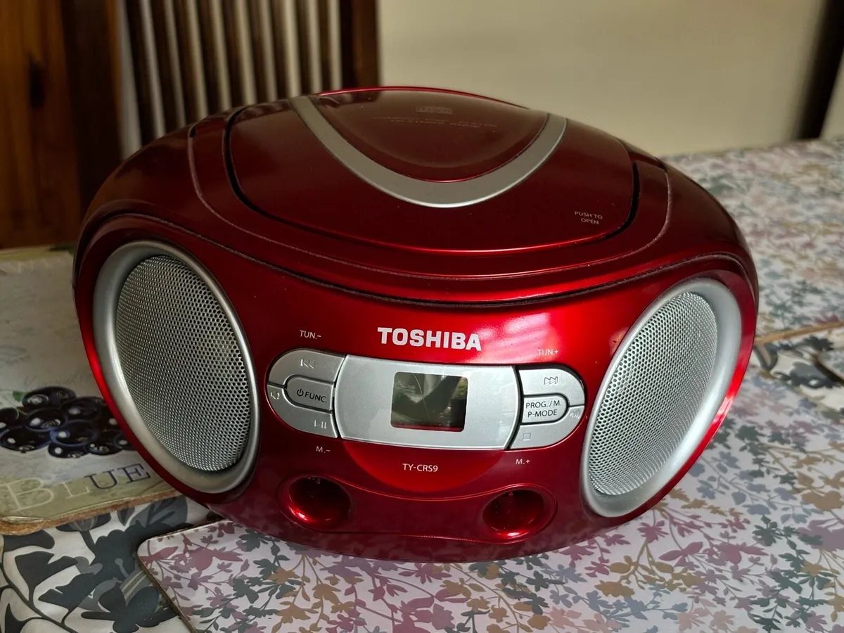 Toshiba portable CD and radio - Image 2