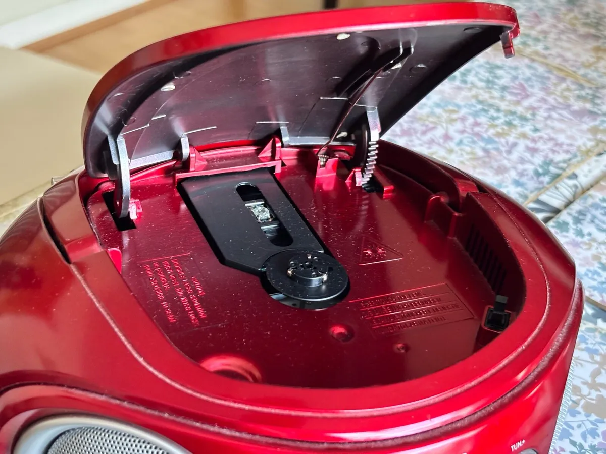 Toshiba portable CD and radio - Image 4