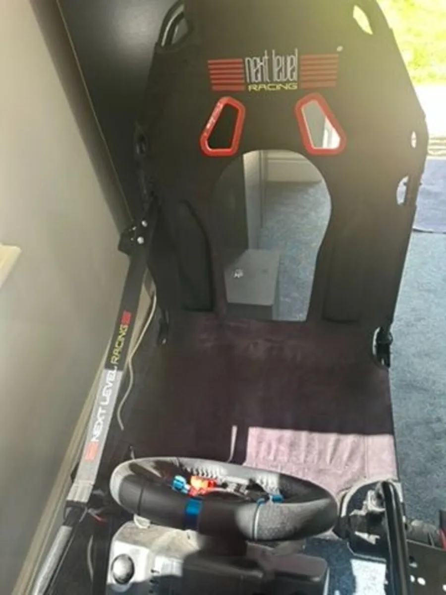 Racing simulator seat with Steering wheel/pedals - Image 1